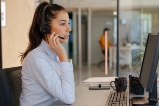 How to set up and manage multilingual welcome messages for callers